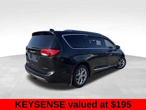 Brilliant Black Crystal Pearlcoat 2017 Chrysler Pacifica Limited