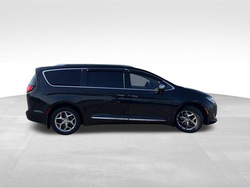 Brilliant Black Crystal Pearlcoat 2017 Chrysler Pacifica Limited