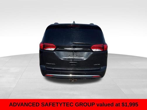 Brilliant Black Crystal Pearlcoat 2017 Chrysler Pacifica Limited