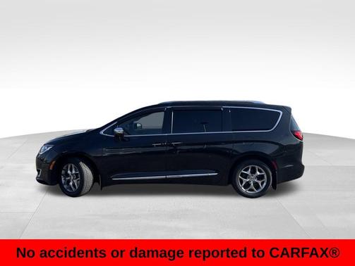Brilliant Black Crystal Pearlcoat 2017 Chrysler Pacifica Limited