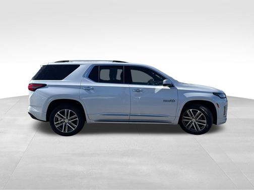 Iridescent Pearl Tricoat 2022 Chevrolet Traverse High Country