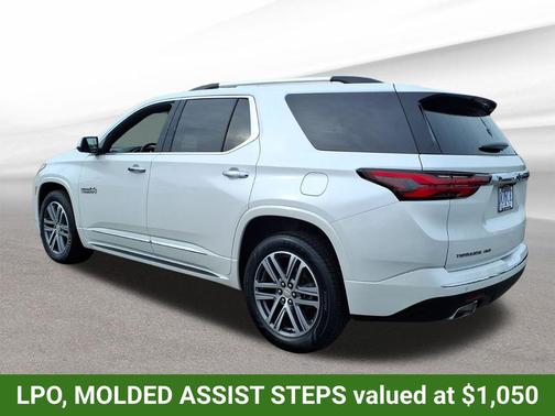 Iridescent Pearl Tricoat 2022 Chevrolet Traverse High Country