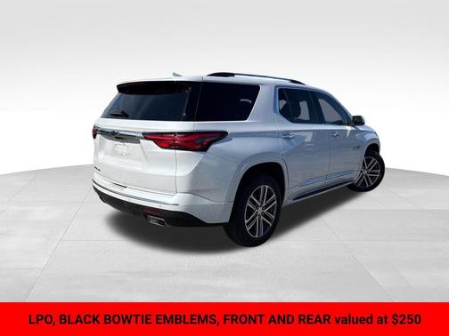 Iridescent Pearl Tricoat 2022 Chevrolet Traverse High Country