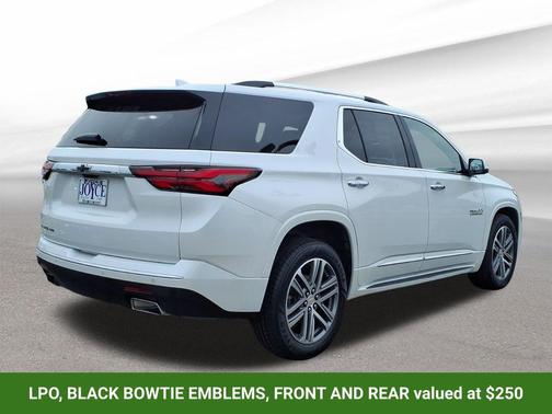 Iridescent Pearl Tricoat 2022 Chevrolet Traverse High Country