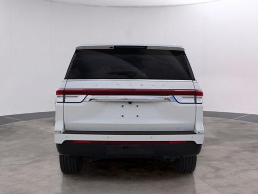 White Metallic 2024 Lincoln Navigator Premiere