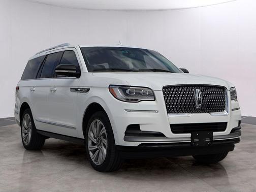 White Metallic 2024 Lincoln Navigator Premiere