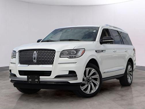 White Metallic 2024 Lincoln Navigator Premiere