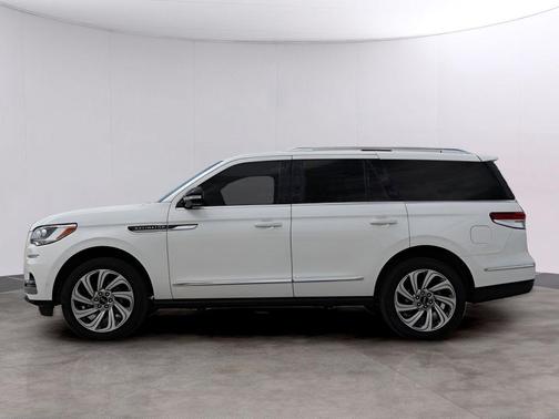 White Metallic 2024 Lincoln Navigator Premiere
