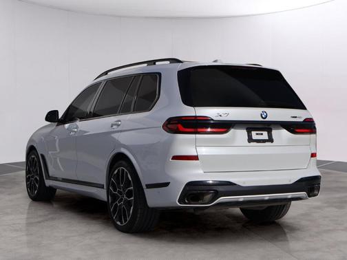 Mineral White Metallic 2025 BMW X7 xDrive40i