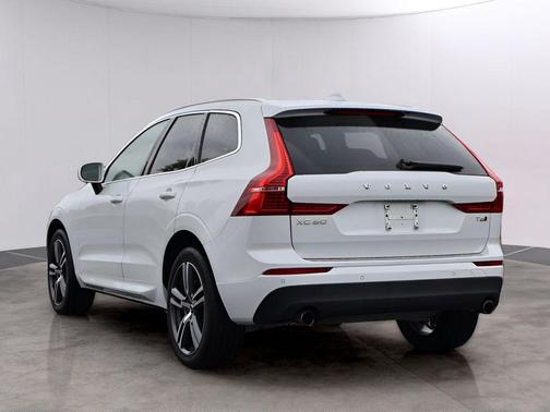 Crystal White 2021 Volvo XC60 T6 Momentum