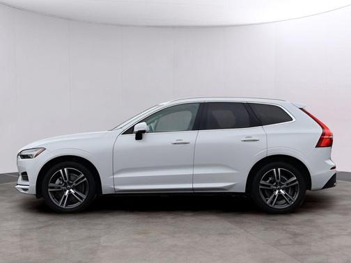 Crystal White 2021 Volvo XC60 T6 Momentum