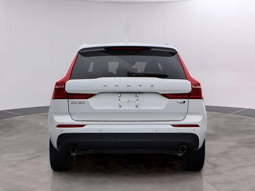 Crystal White 2021 Volvo XC60 T6 Momentum