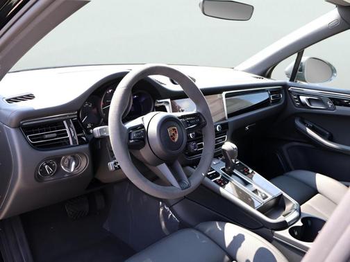 Jet Black Metallic 2025 Porsche Macan