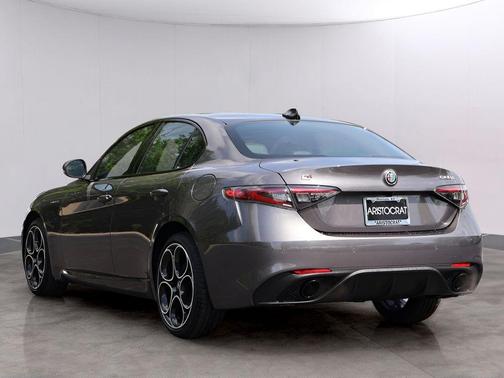 Vesuvio Gray Metallic 2026 Alfa Romeo Giulia Base