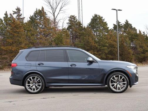 2022 BMW X7 M50i