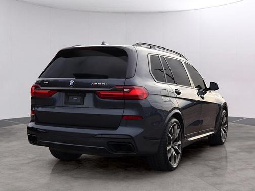 2022 BMW X7 M50i
