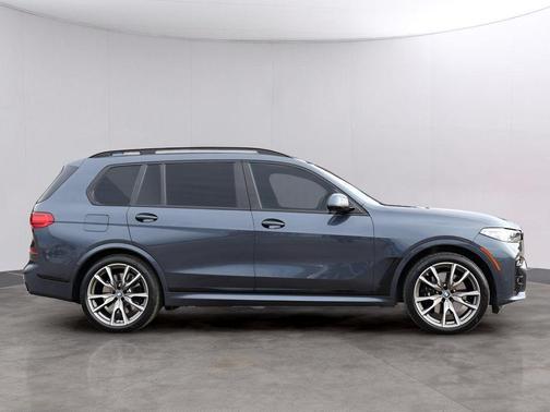 2022 BMW X7 M50i