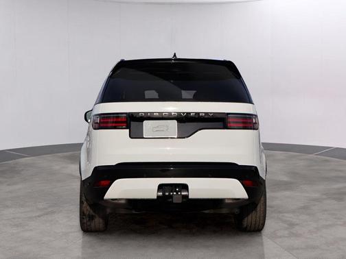 Fuji White 2026 Land Rover Discovery Dynamic SE