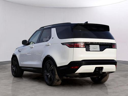 Fuji White 2026 Land Rover Discovery Dynamic SE