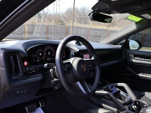 2025 Porsche Cayenne GTS