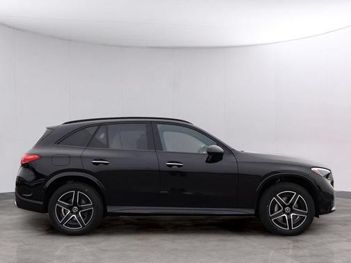 Obsidian Black Metallic 2026 Mercedes-Benz GLC 300 Base 4MATIC