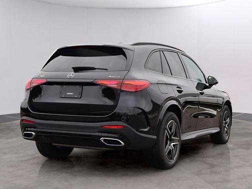 Obsidian Black Metallic 2026 Mercedes-Benz GLC 300 Base 4MATIC