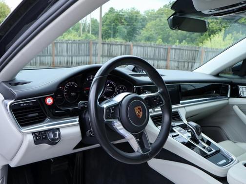 2018 Porsche Panamera 4