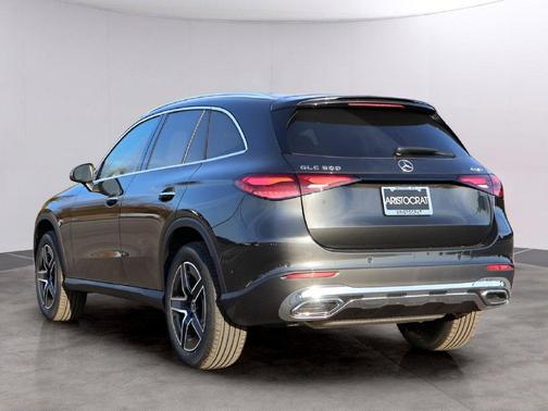 Graphite Gray Metallic 2026 Mercedes-Benz GLC 300 Base 4MATIC