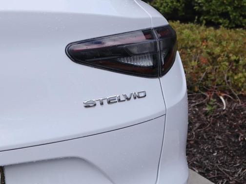 2024 Alfa Romeo Stelvio Base