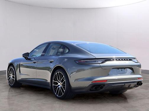 Aventurine Green Metallic 2023 Porsche Panamera 4 Platinum Edition