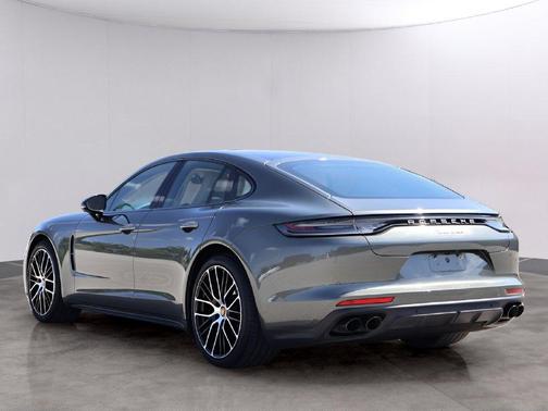 Aventurine Green Metallic 2023 Porsche Panamera 4 Platinum Edition