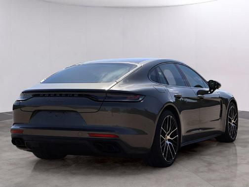 Aventurine Green Metallic 2023 Porsche Panamera 4 Platinum Edition