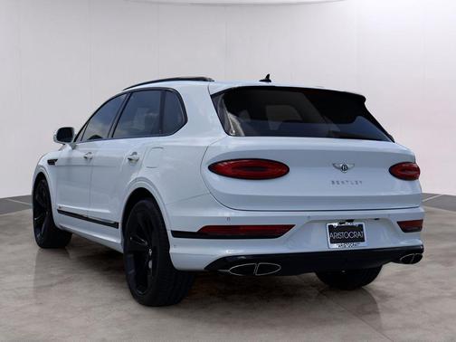 Ghost White Pearlescent 2021 Bentley Bentayga Hybrid Base