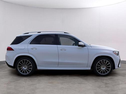 MANUFAKTUR Moonlight White Metallic 2026 Mercedes-Benz GLE 450 4MATIC