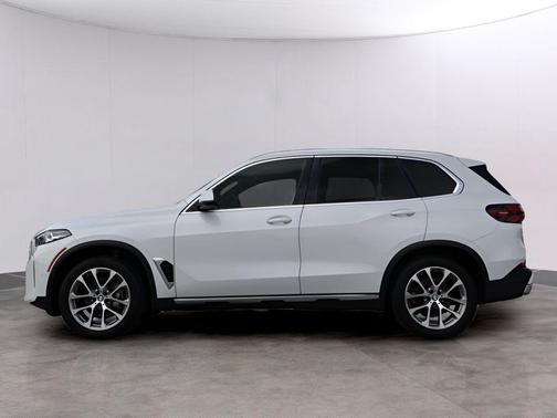 Mineral White Metallic 2024 BMW X5 xDrive40i