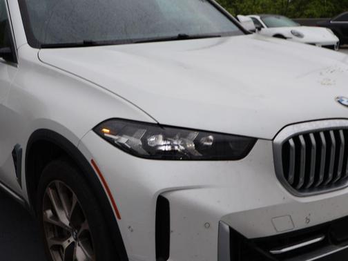 Mineral White Metallic 2024 BMW X5 xDrive40i