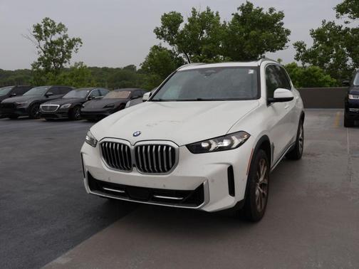 Mineral White Metallic 2024 BMW X5 xDrive40i