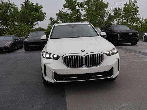 Mineral White Metallic 2024 BMW X5 xDrive40i
