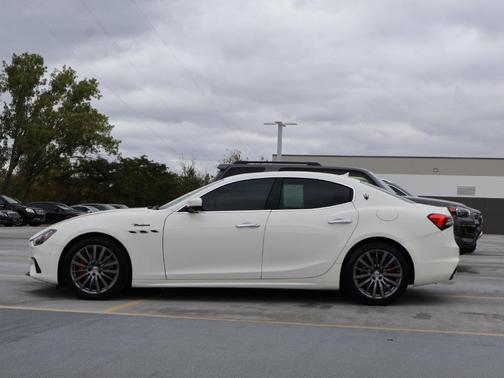 Bianco 2023 Maserati Ghibli Modena Q4