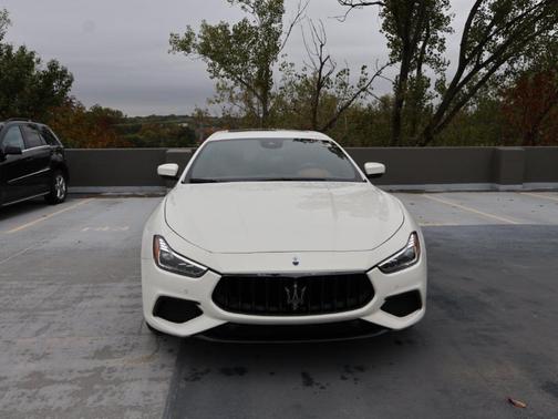 Bianco 2023 Maserati Ghibli Modena Q4