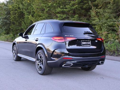 Obsidian Black Metallic 2026 Mercedes-Benz GLC 300 Base 4MATIC