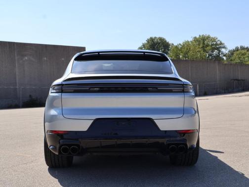 Dolomite Silver Metallic 2025 Porsche Cayenne GTS