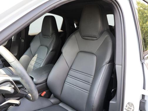 Carrara White Metallic 2025 Porsche Cayenne AWD