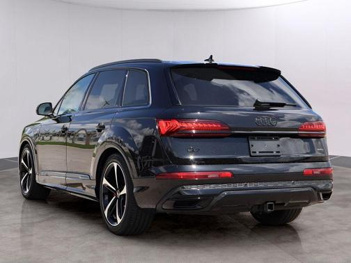 Mythos Black Metallic 2024 Audi Q7 55 Prestige