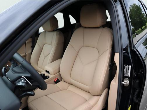 Jet Black Metallic 2025 Porsche Macan