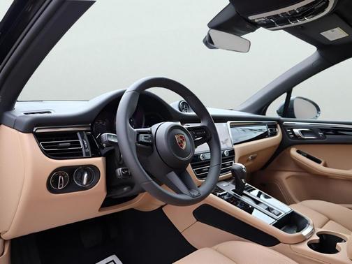 Jet Black Metallic 2025 Porsche Macan