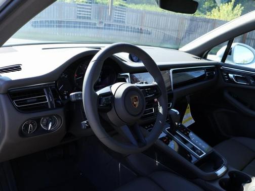 Carrara White Metallic 2026 Porsche Macan