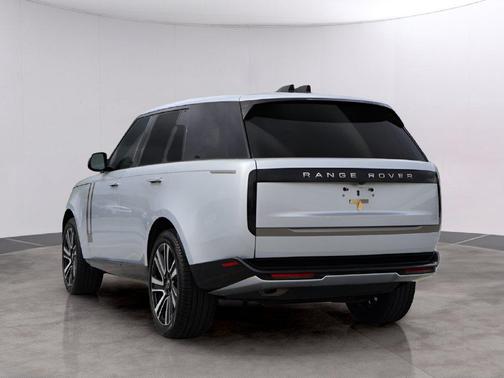 Hakuba Silver 2024 Land Rover Range Rover P400 SE