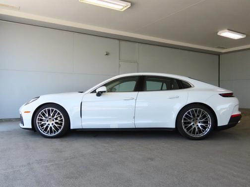 2024 Porsche Panamera 4