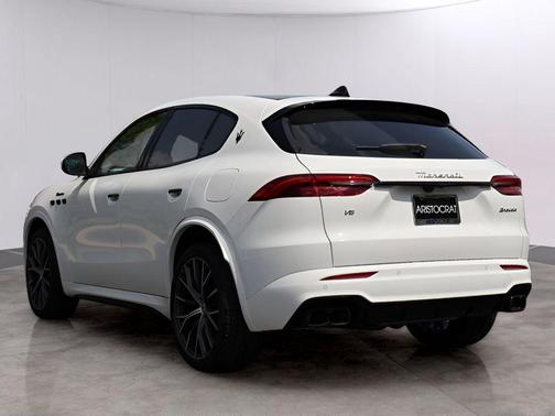Bianco 2026 Maserati Grecale Modena